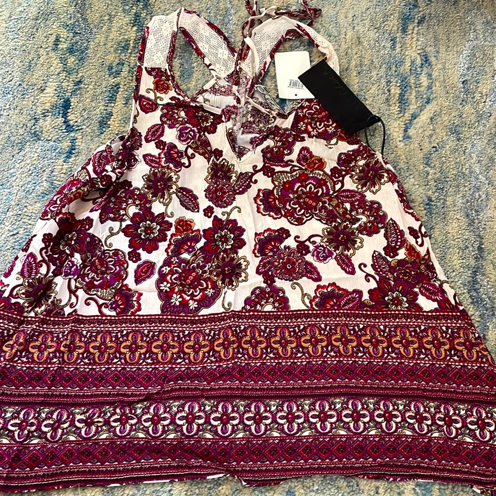 Chloe K NWT women’s small top in a ivory & mauve floral in rayon cotton,…
